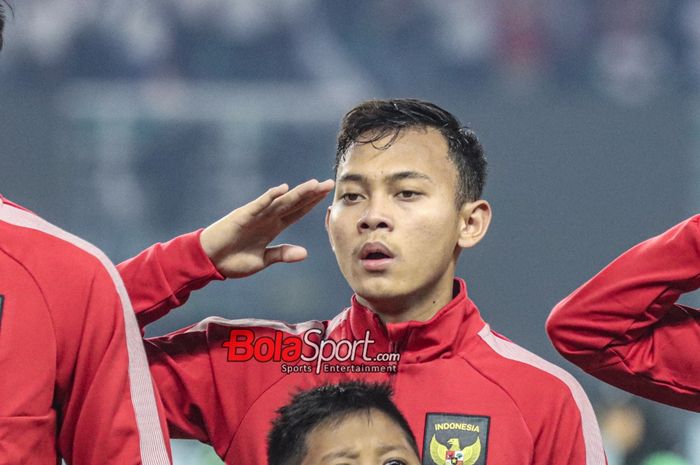 Pemain timnas U-17 Indonesia, Riski Afrisal, memberikan hormat saat menyanyikan lagu kebangsaan di Stadion Gelora Bung Tomo, Surabaya, Jumat (10/11/2023).
