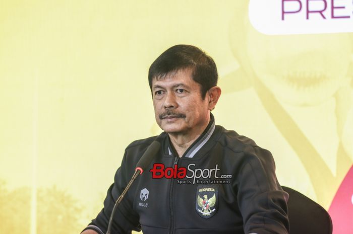 Direktur Teknik PSSI, Indra Sjafri, sedang memberikan keterangan kepada awak media di Grand Swiss-Belhotel Darmo, Surabaya, Jawa Timur, Sabtu (11/11/2023). 