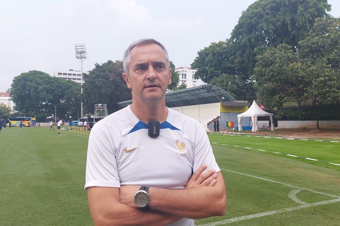 Pelatih Timnas U-17 Prancis, Jean-Luc Vannuchi, saat memberikan keterangan kepada awak media di Lapangan Banteng, Jakarta Pusat, Sabtu (11/11/2023).