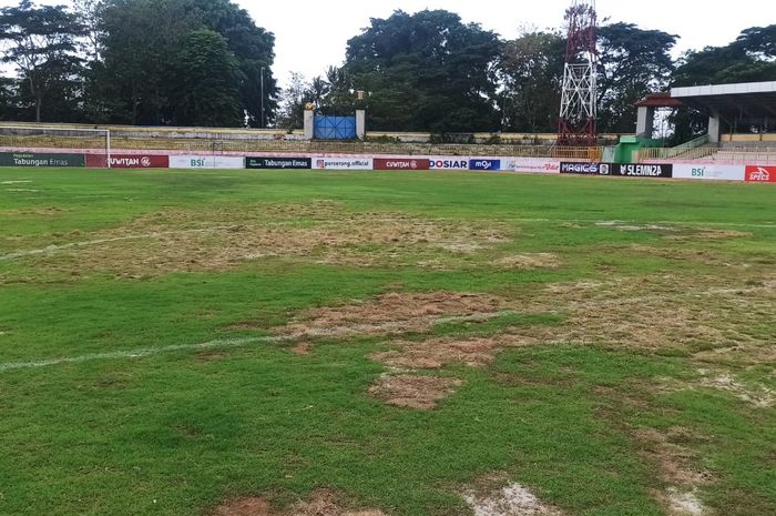 Kondisi lapangan Stadion Maulana Yusuf menjelang laga Perserang vs Malut United FC di Liga 2 pada Jumat (10/11/2023). 