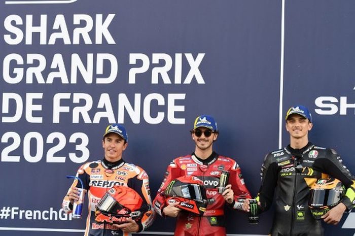 Dari kiri ke kanan, Marc Marquez (Repsol Honda),  Francesco Bagnaia (Ducati), dan Luca Marini (Mooney VR46)  setelah sesi kualifikasi MotoGP Prancis di Sirkuit Le Mans, 13 Mei 2023