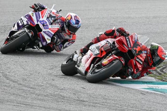 Pembalap Ducati, Francesco Bagnaia, dan Jorge Martin (Prima Pramac) sedang bersaing pada balapan MotoGP Malaysia 2023 di Sirkuit Sepang, Minggu (12/11/2023).