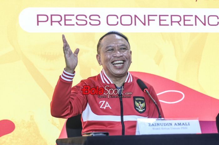 Wakil Ketua Umum PSSI, Zainudin Amali, sedang memberikan keterangan kepada awak media di Kawasan Surabaya, Jawa Timur, Mingggu (12/11/2023).