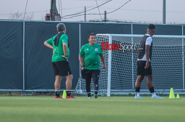 Pelatih timnas U-17 Indonesia, Bima Sakti, sedang memantau para pemainnya berlatih  di Lapangan GBT A, Surabaya, Jawa Timur, Minggu (12/11/2023).