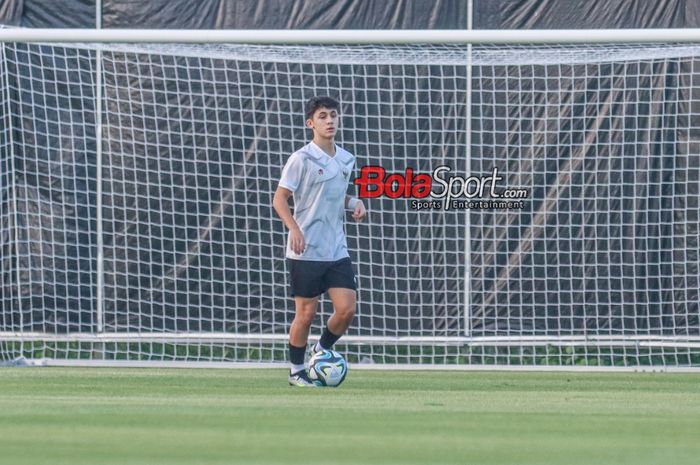 Pemain timnas U-17 Indonesia, Amar Rayhan Brkic (Amar Brkic), sedang menguasai bola saat berlatih di Lapangan GBT A, Surabaya, Jawa Timur, Minggu (12/11/2023).