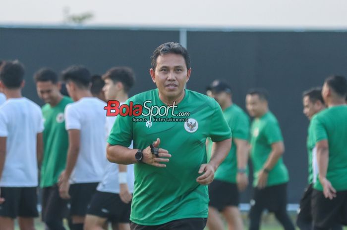 Pelatih timnas U-17 Indonesia, Bima Sakti, sedang memantau para pemainnya berlatih  di Lapangan GBT A, Surabaya, Jawa Timur, Minggu (12/11/2023).