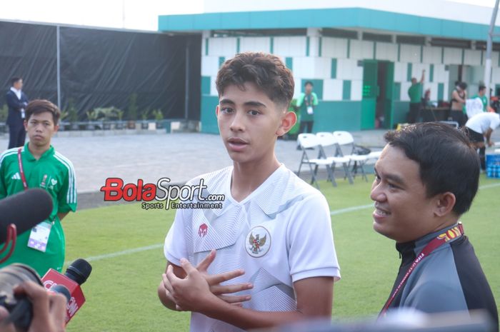 Pemain timnas U-17 Indonesia, Welber Jardim, sedang memberikan keterangan kepada awak media di Lapangan GBT A, Surabaya, Jawa Timur, Minggu (12/11/2023).