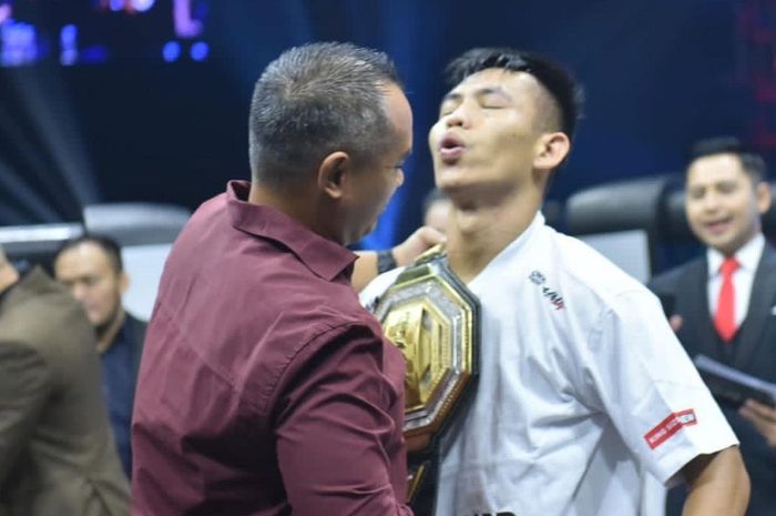 One Pride MMA 74 menghadirkan juara baru di oktagon. Ronald Mastrana Siahaan sukses menyandang juara baru di kelas ringan.