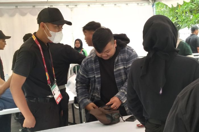 Proses pemeriksaan penonton sebelum memasuki Stadion Si Jalak Harupat untuk menyaksikan pertandingan Piala Dunia U-17 2023.