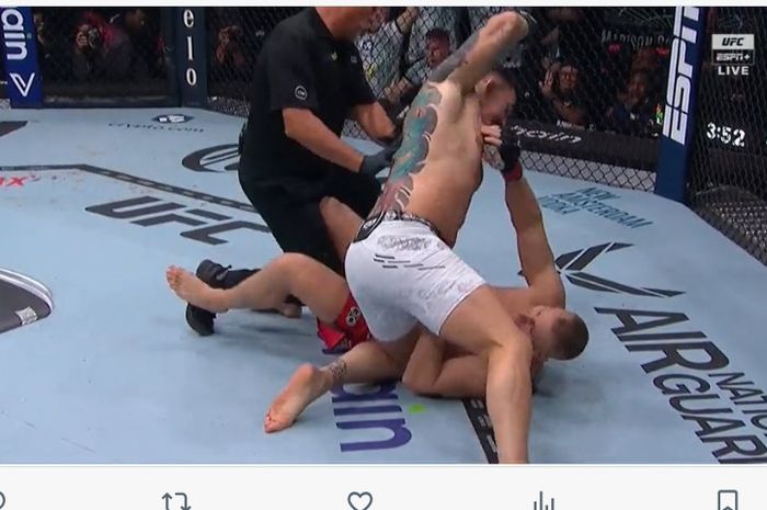 Tom Aspinall meng-KO Sergei Pavlovich dalam waktu hanya sekitar 1 menit di UFC 295 untuk menjadi juara interim kelas berat, Minggu (12/11/2023) WIB di New York.