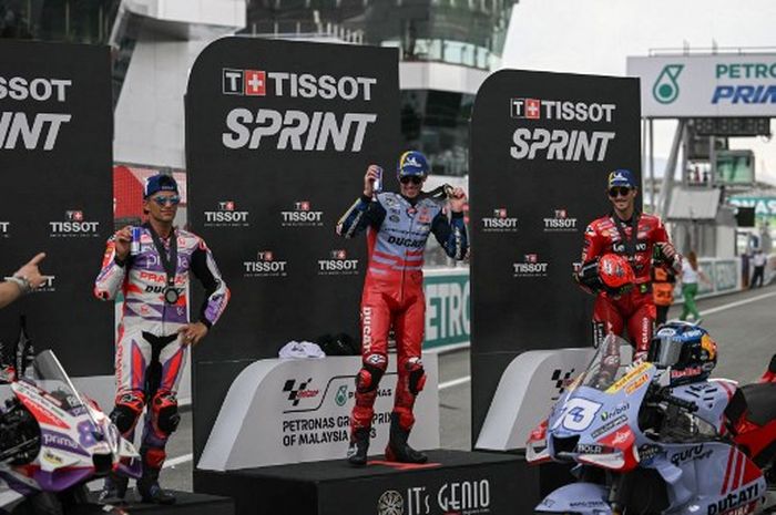 Dari kiri ke kanan, Jorge Martin (Prima Pramac), Alex Marquez (Gresini), dan Francesco Bagnaia (Ducati) di posium sprint race MotoGP Malaysia di Sirkut Sepang, Sabtu (11/11/2023).