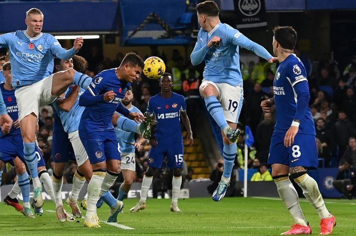 Bek tengah Chesea, Thiago Silva, mencetak gol ke gawang Manchester City pada laga lanjutan Liga Inggris di Stadion Stamford Bride, Minggu (12/11/2023).