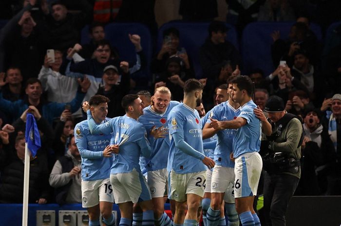 Pemain Man City merayakan gol Erling Haaland ke gawang Chelsea dalam duel Liga Inggris di Stamford Bridge (12/11/2023).