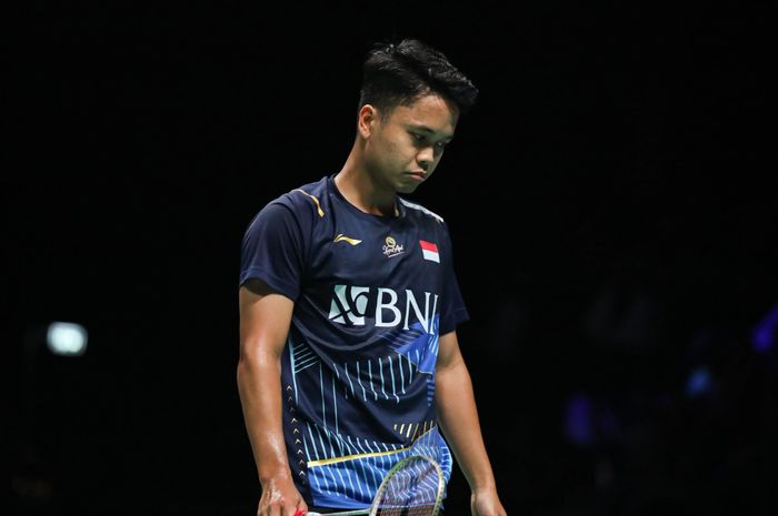 Tunggal putra Indonesia, Anthony Sinisuka Ginting saat berhadapan dengan Weng Hong Yang (China) pada perempat final Denmark Open 2023.