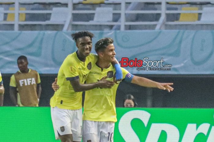 Allen Obando (kiri) ikut merayakan selebrasi Michael Bermudez (kanan) yang mencetak gol dalam match day kedua babak penyisihan grup A Piala Dunia U-17 2023 antara timnas U-17 Maroko versus timnas U-17 Ekuador di Stadion Gelora Bung Tomo, Surabaya, Jawa Timur, Senin (13/11/2023).