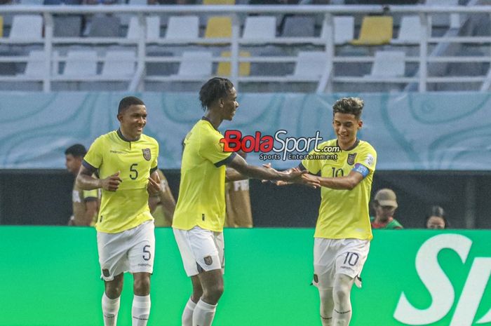 Michael Bermudez melakukan selebrasi seusai mencetak gol dalam match day kedua babak penyisihan grup A Piala Dunia U-17 2023 antara timnas U-17 Maroko versus timnas U-17 Ekuador di Stadion Gelora Bung Tomo, Surabaya, Jawa Timur, Senin (13/11/2023).