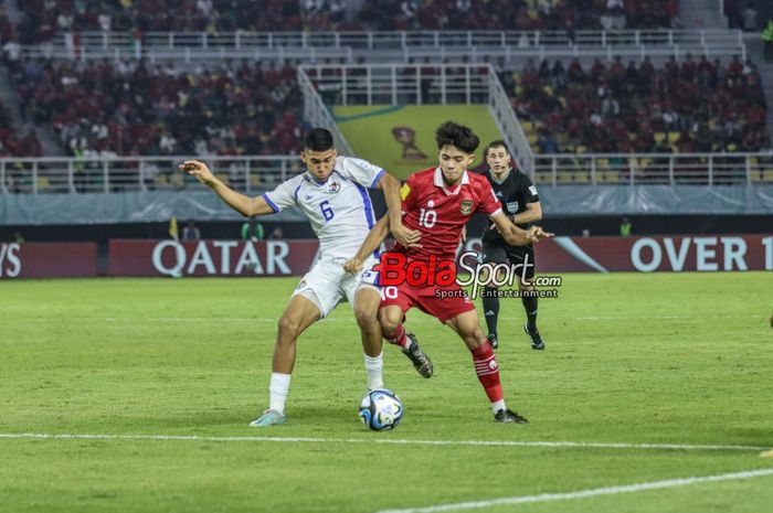 Ji Da-bin (kanan) sedang berebut bola dengan Anel Ryce (kiri) dalam match day kedua babak penyisihan grup A Piala Dunia U-17 2023 antara timnas U-17 Indonesia versus timnas U-17 Panama di Stadion Gelora Bung Tomo, Surabaya, Jawa Timur, Senin (13/11/2023).