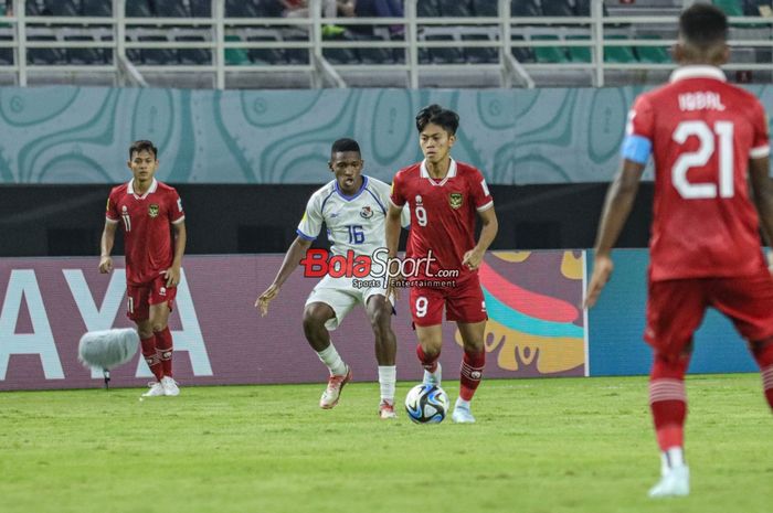 Kafiatur Rizky (kanan) sedang menguasai bola dan dibayangi Jael Pierre (kiri) dalam match day kedua babak penyisihan grup A Piala Dunia U-17 2023 antara timnas U-17 Indonesia versus timnas U-17 Panama di Stadion Gelora Bung Tomo, Surabaya, Jawa Timur, Senin (13/11/2023).