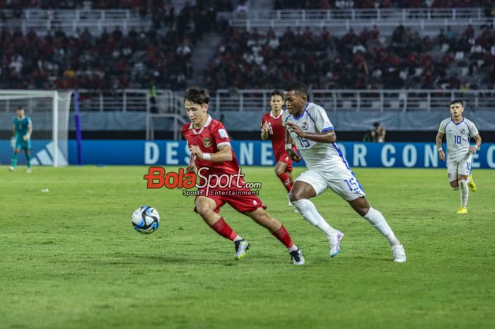 Amar Rayhan Brkic atau Amar Brkic (kiri) sedang menguasai bola dan dibayangi Kahir Tovares (kanan) dalam match day kedua babak penyisihan grup A Piala Dunia U-17 2023 antara timnas U-17 Indonesia versus timnas U-17 Panama di Stadion Gelora Bung Tomo, Surabaya, Jawa Timur, Senin (13/11/2023).