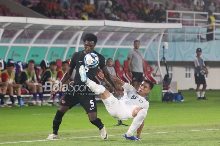 Aksi pemain Timnas U-17 Kanada, Omeze Chimere , saat menghadapi Uzbekistan pada babak pertama penyisihan grup B Piala Dunia U-17 2023 di Stadion Manahan, Surakarta, Senin (13/11/2023).