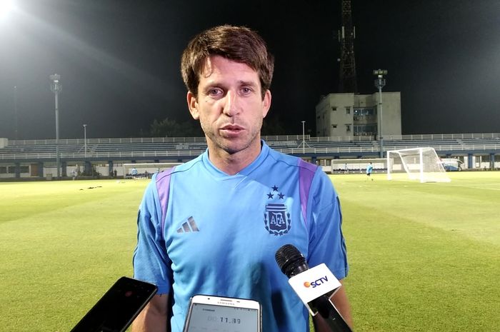 Pelatih timnas U-17 Argentina, Diego Placente, dalam sesi latihan di Lapangan Sidolig Bandung, Senin (13/11/2023).