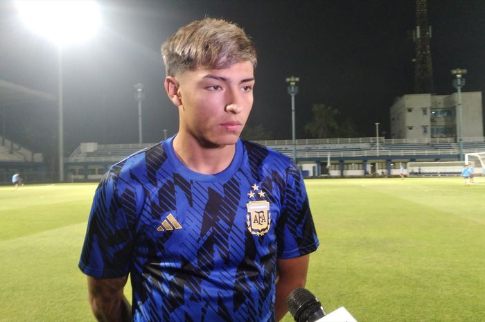 Penyerang timnas U-17 Argentina, Agustin Roberto, dalam sesi latihan di Lapangan Sidolig Bandung, Senin (13/11/2023).