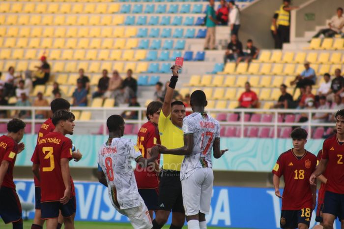 Momen kartu merah untuk penyerang Mali yaitu Mamadou Doumbia dari wasit Bryan Lopez usai dianggap melanggar Kapten Spanyol, Pau Prim