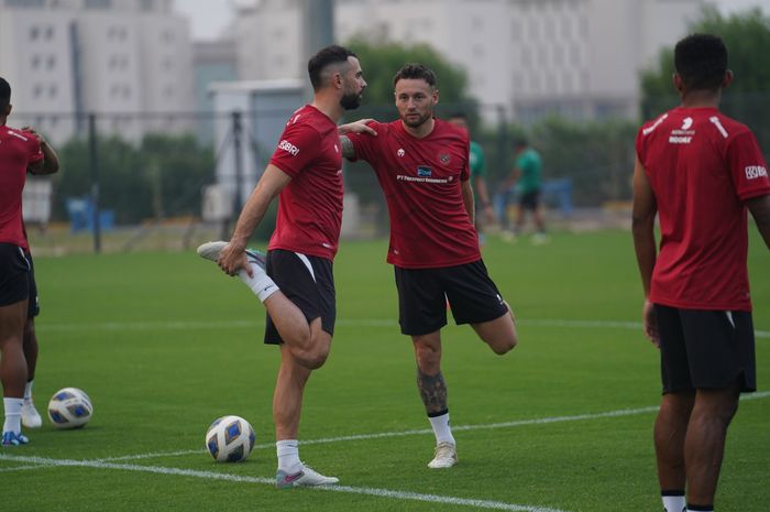 Gelandang timnas Indonesia, Marc Klok, saat menjalani sesi latihan yang digelar di apangan latihan kompleks sekitar Stadion Internasional Basra, Irak, Minggu (12/11/2023).