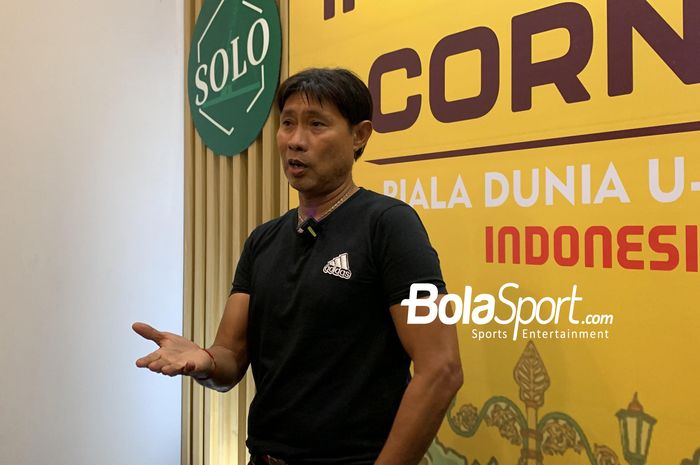 Eks pelatih timnas U-19 Indonesia, Eduard Tjong berbicara di Information Center Piala Dunia U-17 2023 Indonesia, di hotel Solia Zigna, Solo pada Senin (13/11/2023).