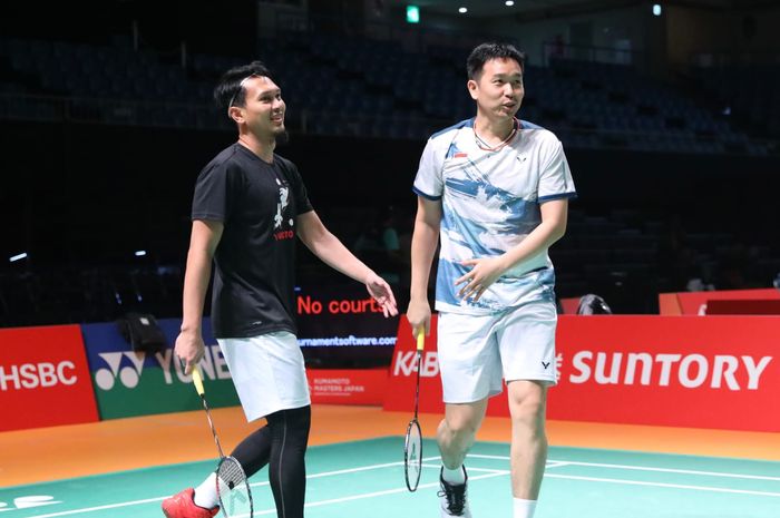 Pasangan ganda putra Indonesia, Mohammad Ahsan/Hendra Setiawan, mencoba lapangan jelang Kumamoto Masters 2023 di Kumamoto Prefectural Gymnasium, Jepang, Senin (13/11/2023).