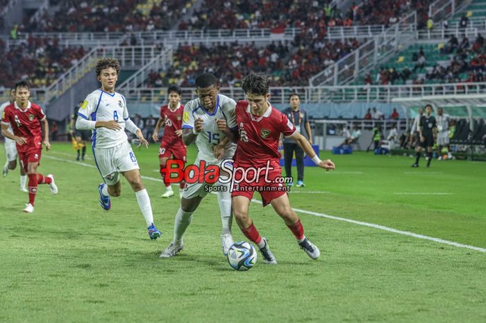 Amar Rayhan Brkic atau Amar Brkic (kanan) sedang berebut bola dengan Joshua Pierre (tengah) dalam match day kedua babak penyisihan grup A Piala Dunia U-17 2023 antara timnas U-17 Indonesia versus timnas U-17 Panama di Stadion Gelora Bung Tomo, Surabaya, Jawa Timur, Senin (13/11/2023).