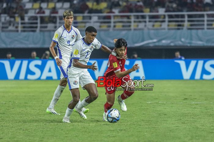 Habil Akbar (kanan) sedang menguasai bola dan dibayangi Kevin Walder (tengah) dalam match day kedua babak penyisihan grup A Piala Dunia U-17 2023 antara timnas U-17 Indonesia versus timnas U-17 Panama di Stadion Gelora Bung Tomo, Surabaya, Jawa Timur, Senin (13/11/2023).