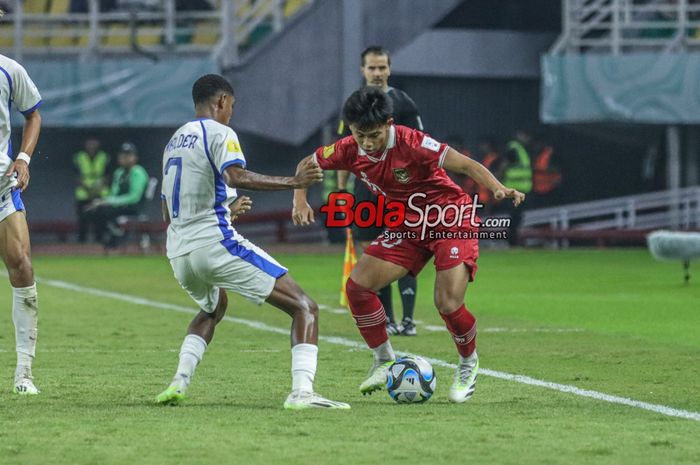 Habil Akbar (kanan) sedang menguasai bola dalam match day kedua babak penyisihan grup A Piala Dunia U-17 2023 antara timnas U-17 Indonesia versus timnas U-17 Panama di Stadion Gelora Bung Tomo, Surabaya, Jawa Timur, Senin (13/11/2023).