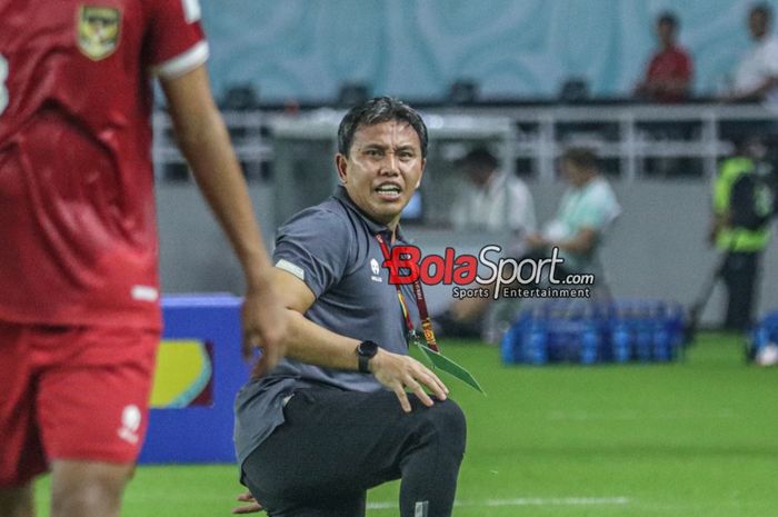 Pelatih timnas U-17 Indonesia, Bima Sakti, saat memantau para pemainnya bertanding di Stadion Gelora Bung Tomo, Surabaya, Jawa Timur, Senin (13/11/2023).