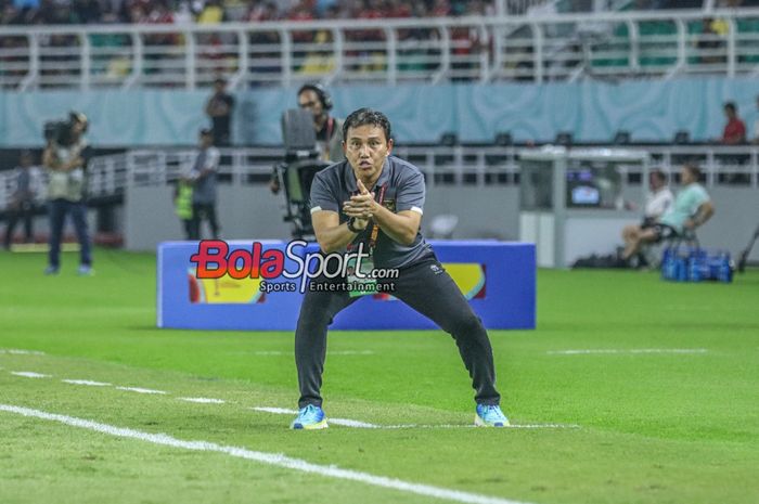 Pelatih timnas U-17 Indonesia, Bima Sakti, sedang memberikan intruksi kepada para pemainnya di Stadion Gelora Bung Tomo, Surabaya, Jawa Timur, Senin (13/11/2023).