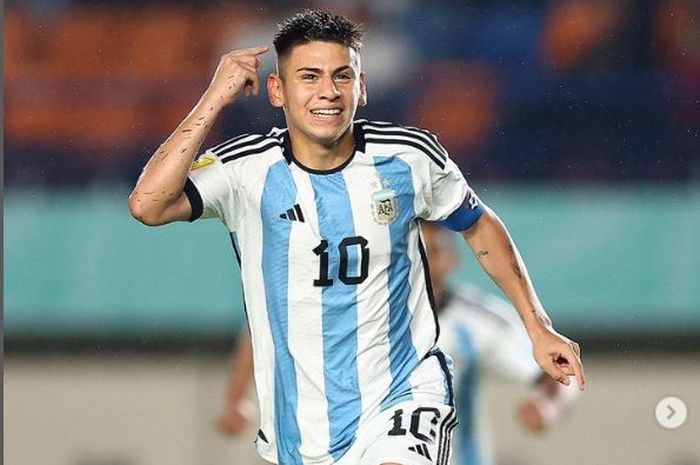 Kapten Timnas U-17 Argentina, Claudio Echeverri, mencetak gol cantik lewat tendangan bebas ke gawang Timnas U-17 Jepang di Piala Dunia U-17 2023.