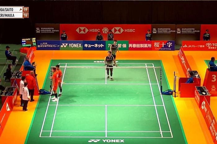 Ganda putra Indonesia, Muhammad Shohibul Fikri/Bagas Maulana melancarkan protes usai pengembalian bolanya dinyatakan keluar pada pertandingan babak pertama Kumamoto Masters 2023, Selasa, 14 November 2023