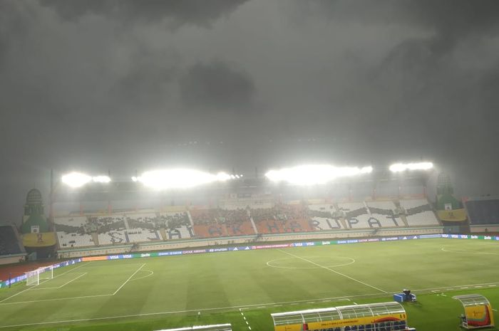 Suasana mendung gelap dan petir di Stadion Si Jalak Harupat yang harus memaksa laga Senegal vs Polandia di Piala Dunia U-17 2023 ditunda, Selasa (14/11/2023).