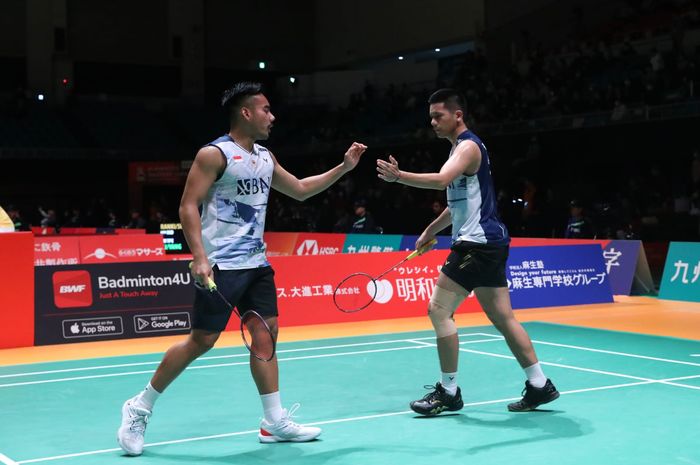 Pasangan ganda putra Indonesia, Pramudya Kusumawardana/Yeremia Erich Yoche Yacob Rambitan bersalaman usai mendapat poin di laga babak pertama Kumamoto Masters 2023 di Kumamoto Prefectural Gymnasium, Kumamoto, Jepang, Selasa (14/11/2023)