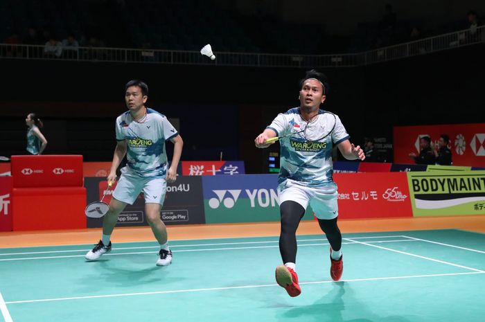 Aksi Mohammad Ahsan/Hendra Setiawan pada laga babak pertama nomor ganda putra turnamen Kumamoto Masters 2023 di Kumamoto Prefectural Gymnasium, Kumamoto, Jepang, Selasa (14/11/2023)