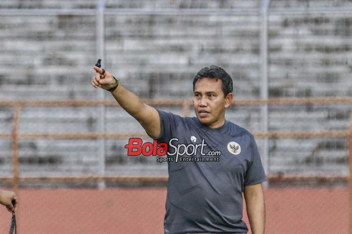 Pelatih timnas U-17 Indonesia, Bima Sakti, sedang memberikan intruksi kepada para pemainnya saat berlatih di Stadion 10 November, Surabaya, Jawa Timur, Rabu (15/11/2023).