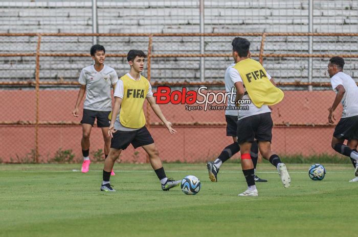 Amar Rayhan Brkic alias Amar Brkic (tengah) sedang mengusai bola dalam sesi latihannya bersama timnas U-17 Indonesia di Stadion 10 November, Surabaya, Jawa Timur, Rabu (15/11/2023).