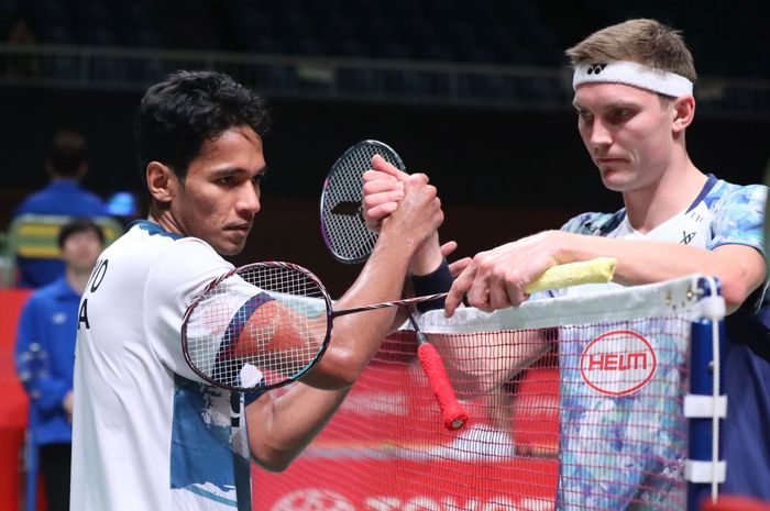 Tunggal putra Indonesia, Chico Aura Dwi Wardoyo (kiri), bersalaman dengan Viktor Axelsen dari Denmark setelah pertandingan mereka pada babak pertama Kumamoto Masters Japan 2023 di Kumamoto Prefectural Gymnasium, Kumamoto, Jepang, 15 November 2023.