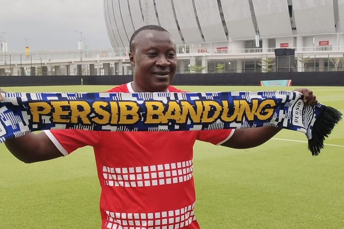 Pelatih timnas U-17 Burkina Faso sekaligus mantan pemain Persib Bandung, Brahima Traore saat memberi keterangan kepada awak media di Lapangan A, Jakarta International Stadium (JIS), Jakarta Utara, Rabu (15/11/2023).