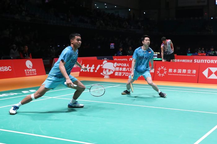 Ganda putra Indonesia, Rahmat Hidayat/Kevin Sanjaya Sukamuljo, saat tampil pada babak pertama Kumamoto Masters 2023 di Kumamoto Prefectural Gymnasium, Kumamoto, Jepang, 15 November 2023.