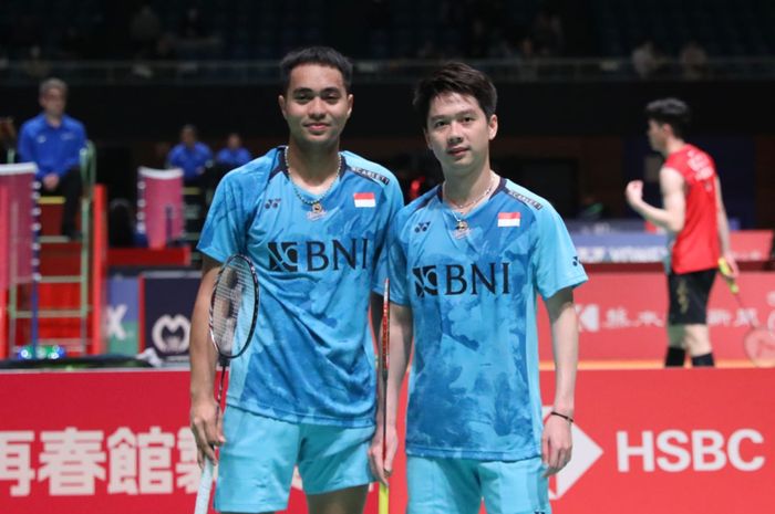 Ganda putra Indonesia, Rahmat Hidayat/Kevin Sanjaya Sukamuljo, merayakan kemenangan pada babak pertama Kumamoto Masters 2023 di Kumamoto Prefectural Gymnasium, Kumamoto, Jepang, 15 November 2023.