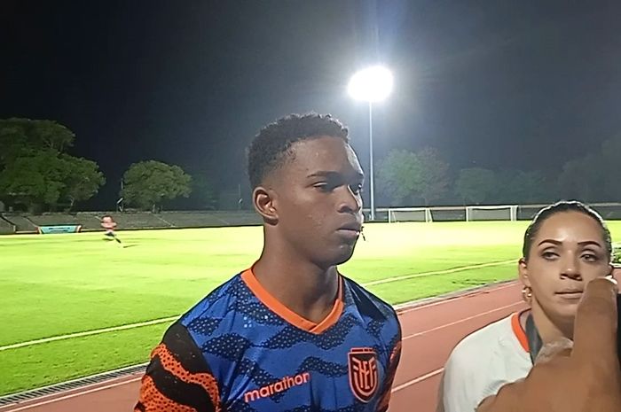 Pemain belakang Timnas U-17 Ekuador, Ivis Davis saat diwawancarai awak media di Stadion Sriwedari, Solo, Rabu (15/11/2023) malam WIB