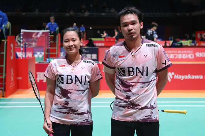 Pasangan ganda campuran Indonesia, Rinov Rivaldy/Pitha Haningtyas Mentari, berpose setelah menjalani babak pertama Kumamoto Masters 2023 di Kumamoto Prefectural Gymnasium, Kumamoto, Jepang, Rabu (15/11/2023).