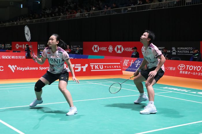 Pasangan ganda campuran Indonesia, Rinov Rivaldy/Pitha Haningtyas Mentari, pada babak pertama Kumamoto Masters 2023 di Kumamoto Prefectural Gymnasium, Kumamoto, Jepang, Rabu (15/11/2023).