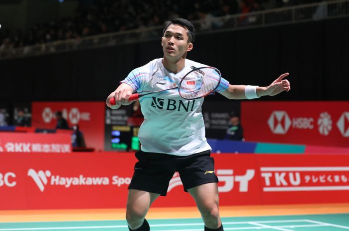 Pebulu tangkis tunggal putra Indonesia, Jonatan Christie, pada babak pertama Kumamoto Masters 2023 di Kumamoto Prefectural Gymnasium, Jepang, Rabu (15/11/2023).